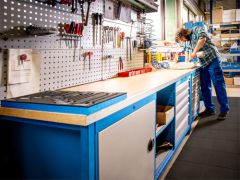 Kastenwerkbank Breite 2000 mm, R18-24, 7 x Schublade, 1 x Stahlfachboden halbe Tiefe